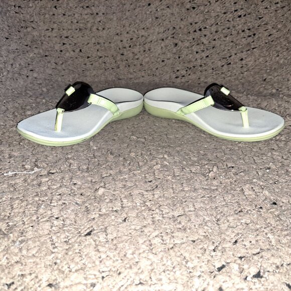 VIONIC-Thongs/Flip Flops-Pale Green Patent/Silver Medallion-Sz 36-5/6-Excellent - Picture 4 of 8